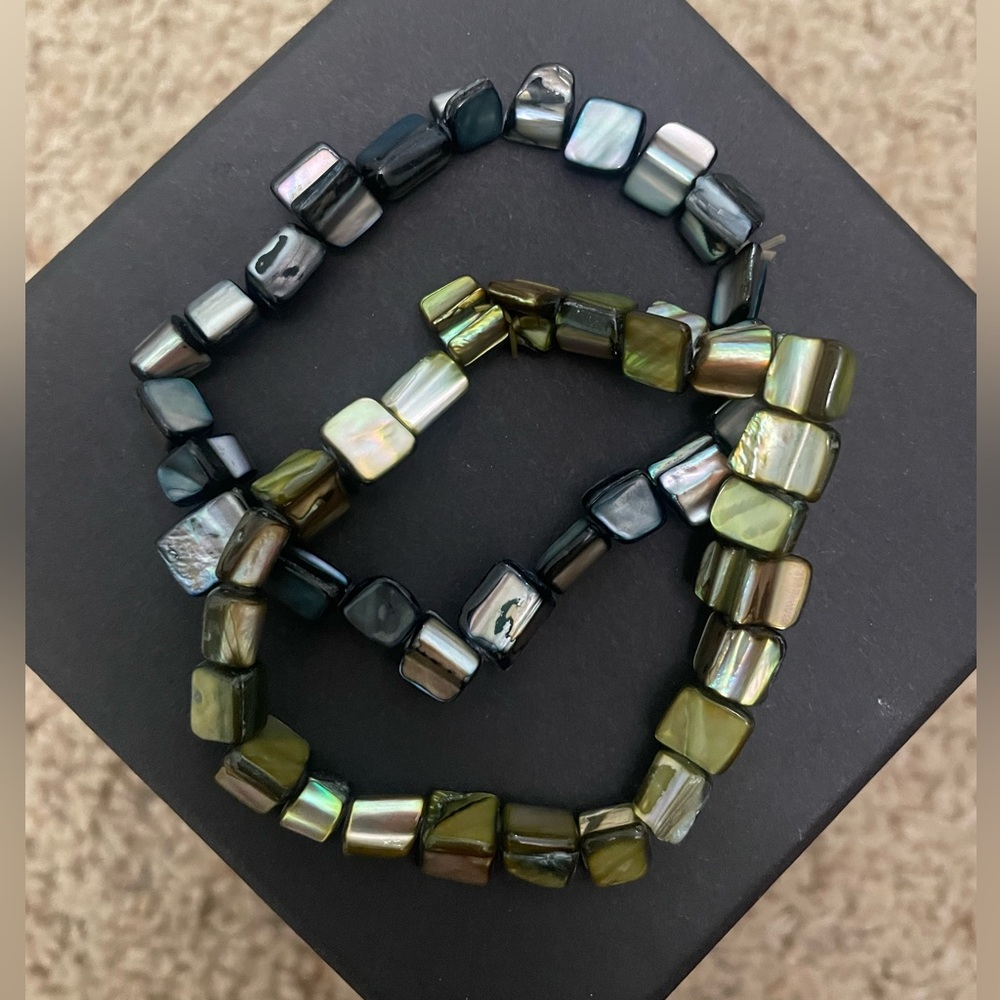 Beautiful Hawaiian Iridescent Shell Bracelet